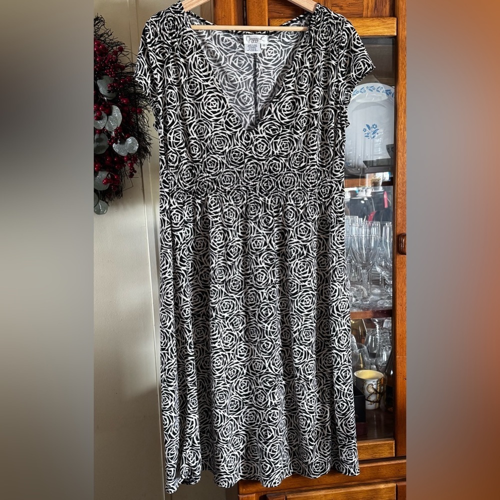 Elegant Black and Cream White Rose Maxi Dress Vintage 12